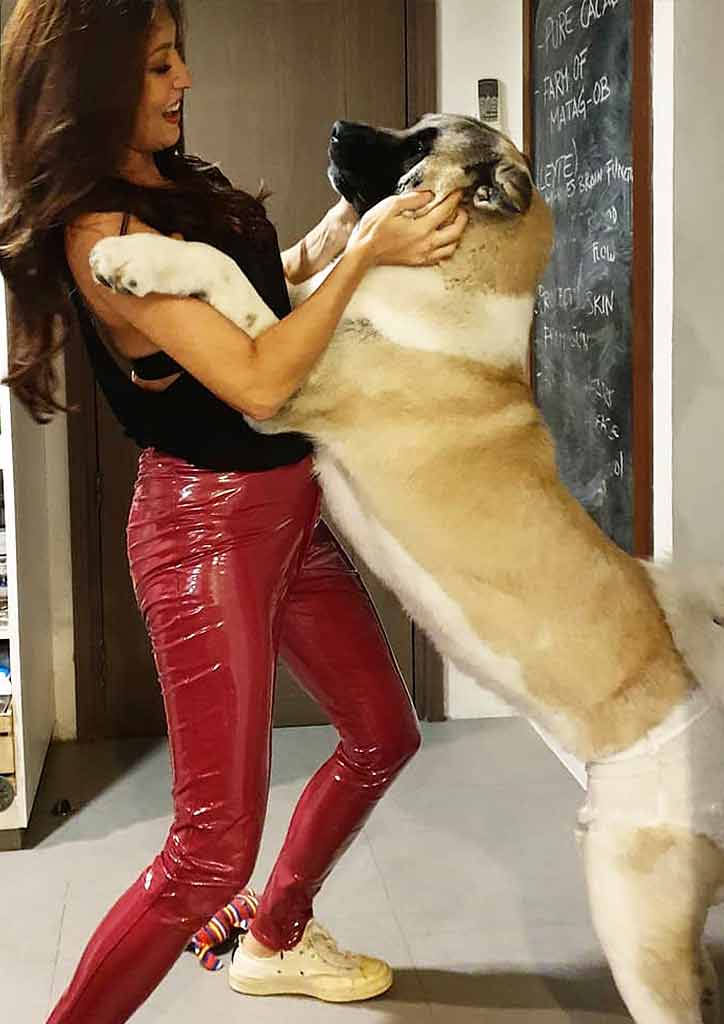 lady celebrity and her pet dog