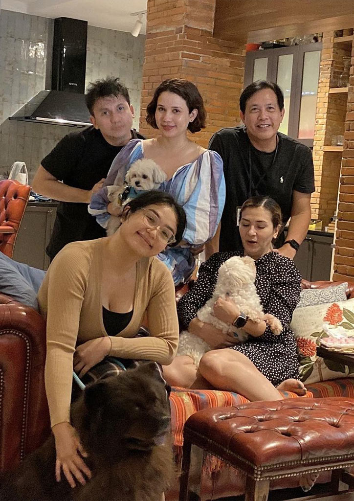 Zsa Zsa Padilla spends the 2022 New Year with her two kids and son-in law