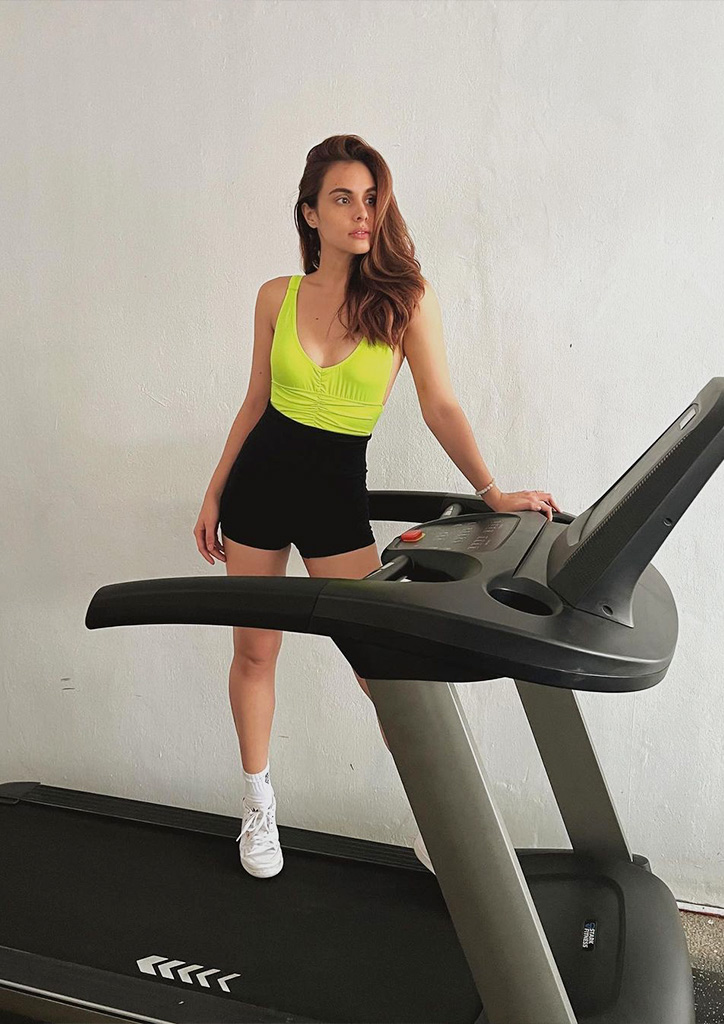 Celebrity mom Max Collins getting ready for her workout.