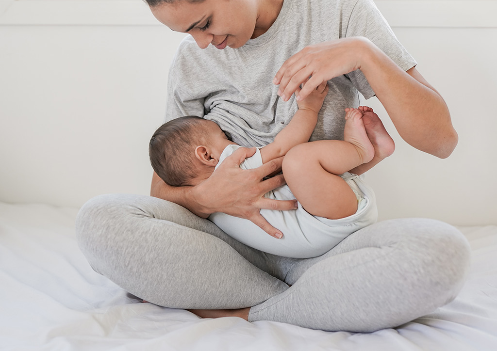 https://modernparenting-onemega.com/wp-content/uploads/2022/08/Breastfeeding-Tips-for-New-Moms-5.jpg