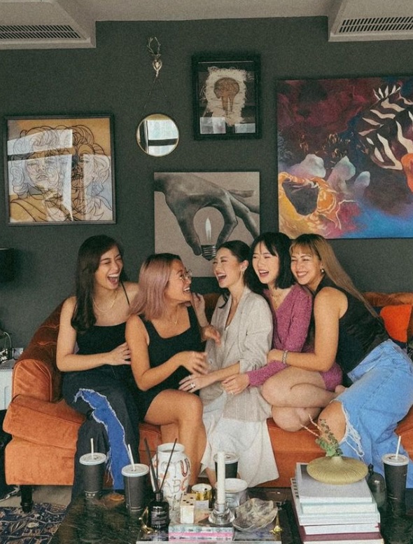 Kryz Uy hanging out with her best friends