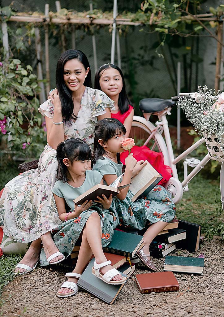 Cyndi Fernandez and her three daughters