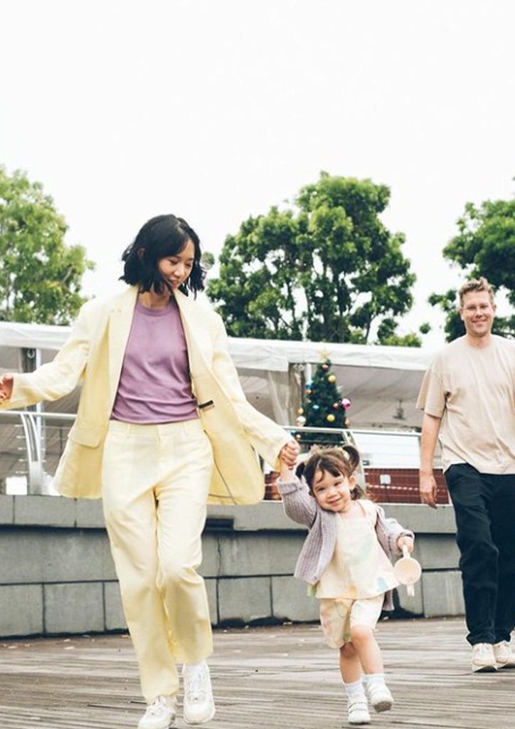 Camille Co-Koro certainly brings grace to momfluencing with her pale yellow blazer and pants set.