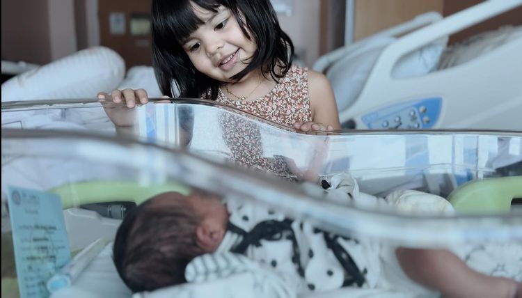 Sam Valenciano's kids, Luch and Leia, meet for the first time.