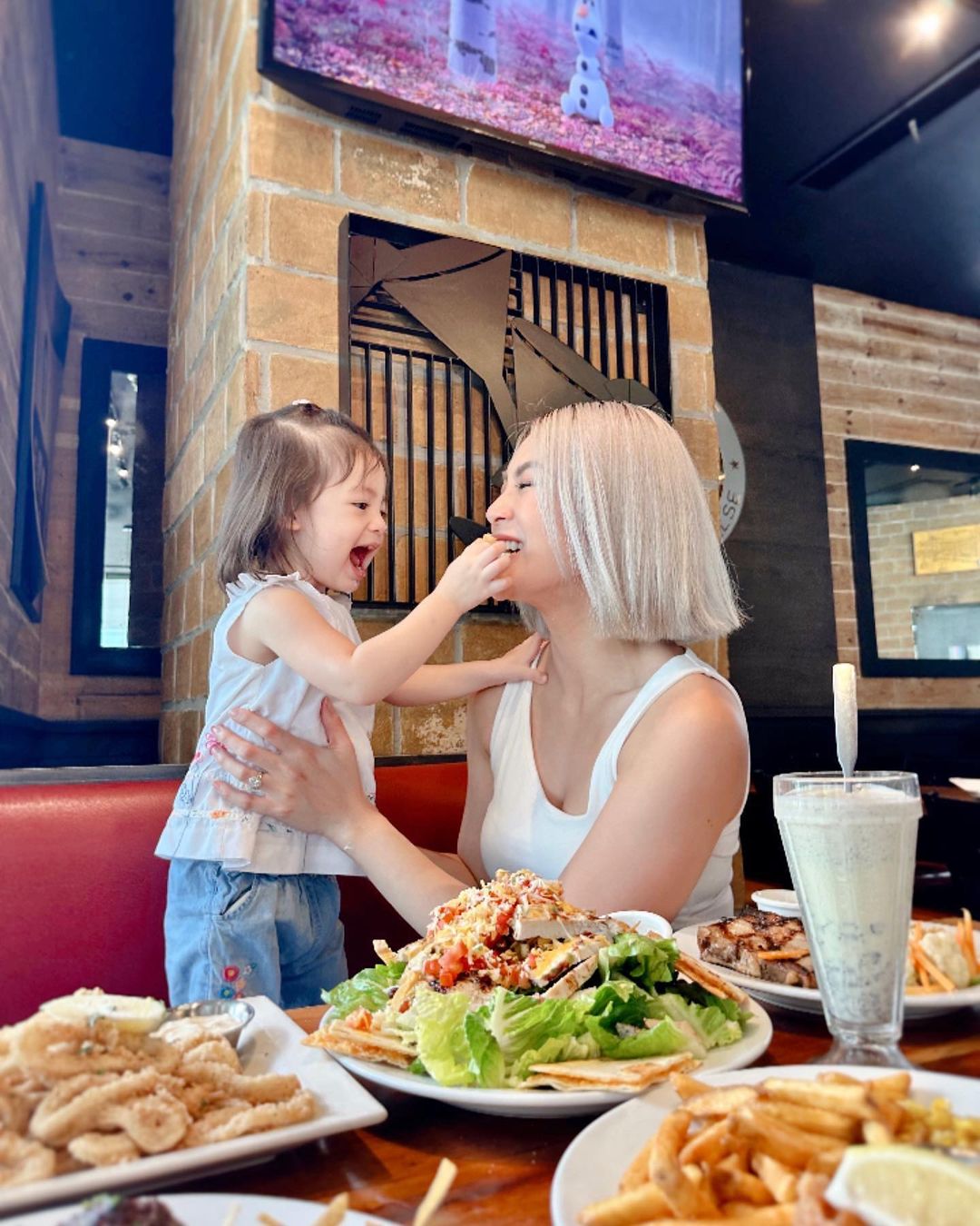 Celebrity mom Sam Pinto-Semerad eating with her daughter, Mia