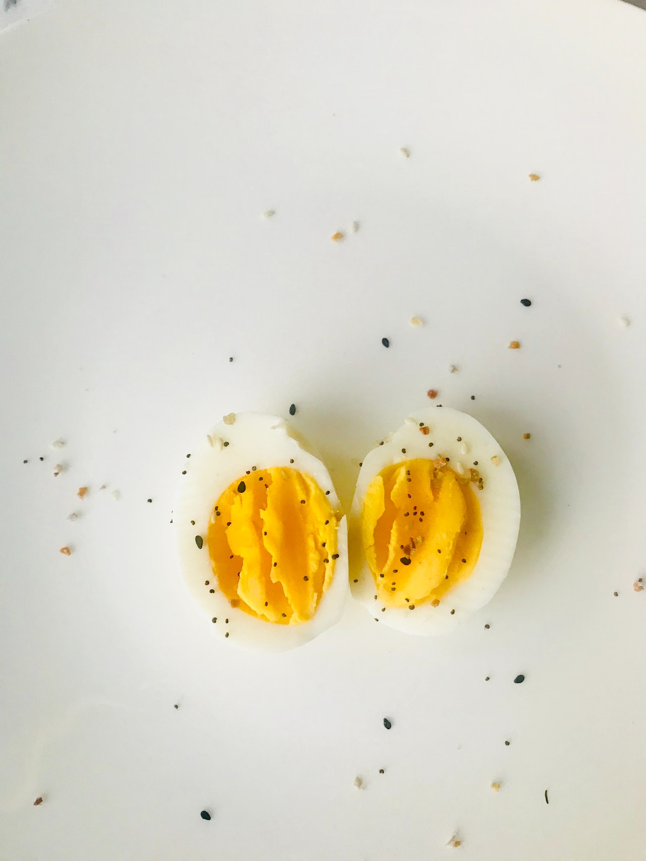 Boiled eggs are healthy snacks for little kids