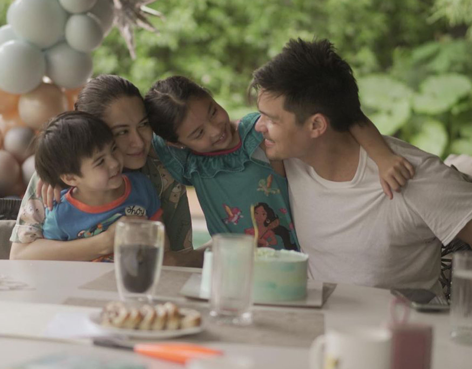 Dingdong Dantes with his family
