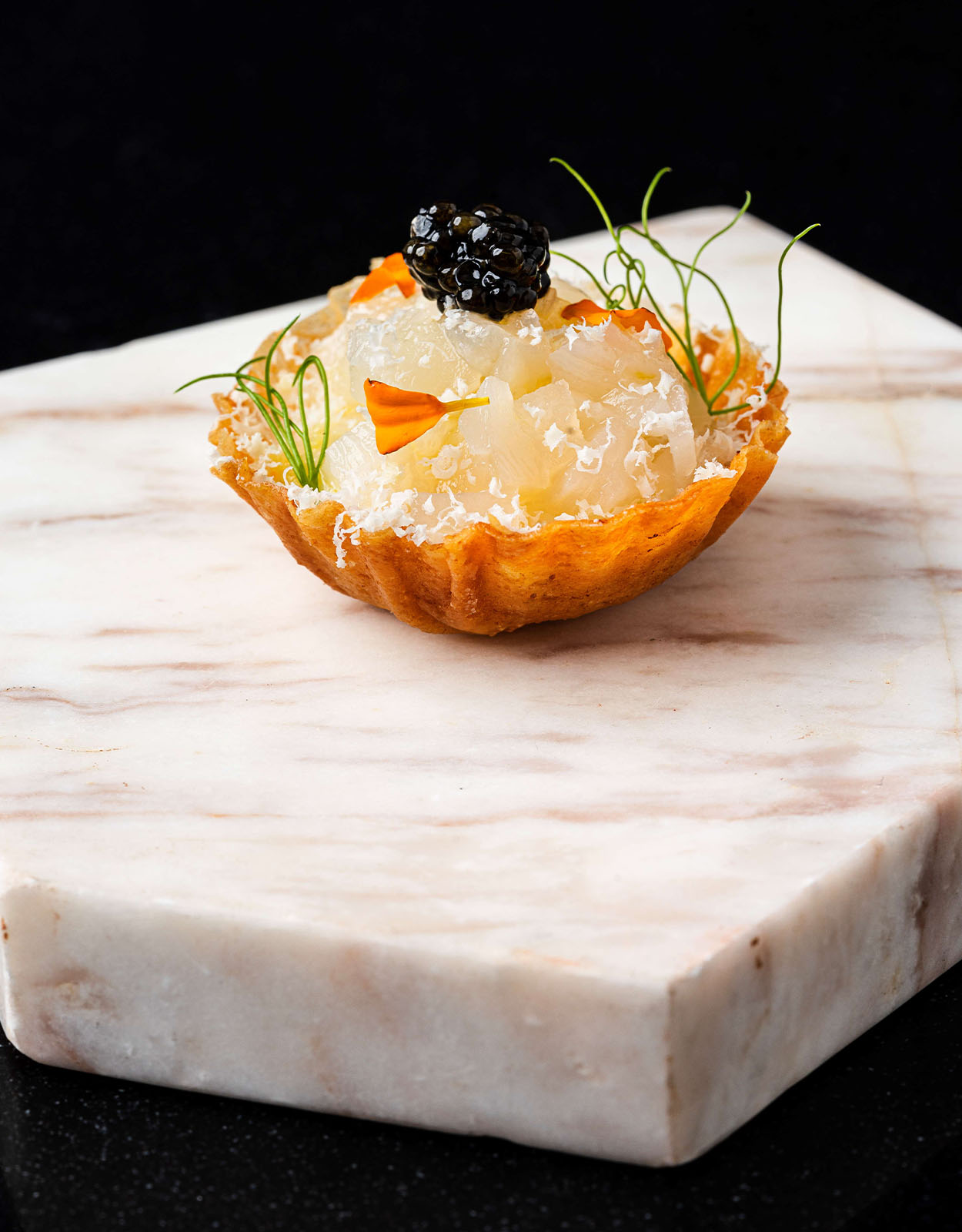 Tartaleta de Viera Scallop: tartlet with celeriac puree and white chocolate caviar