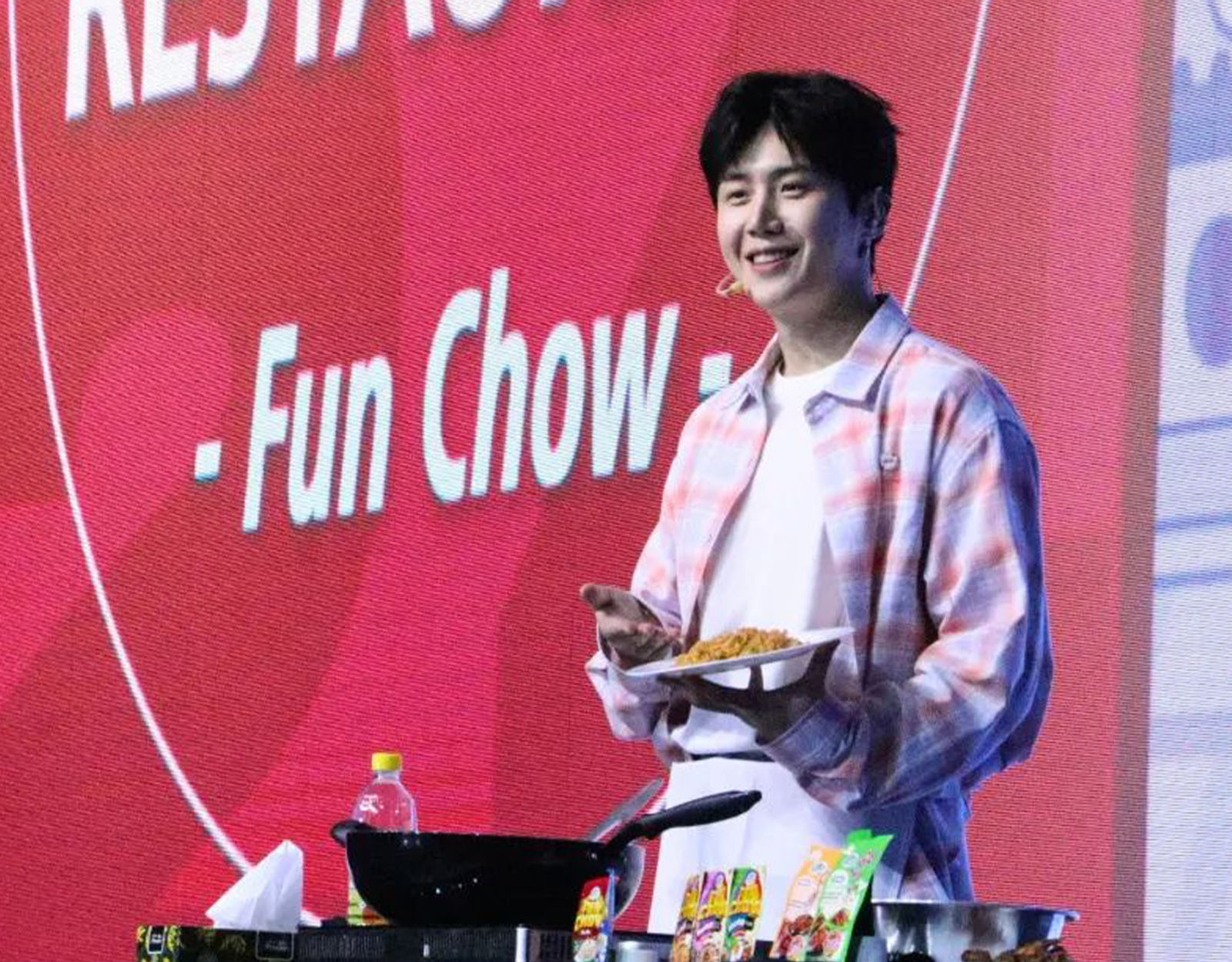 Kim Seon-Ho fan meet in Manila cooking with UFC Quick Chow