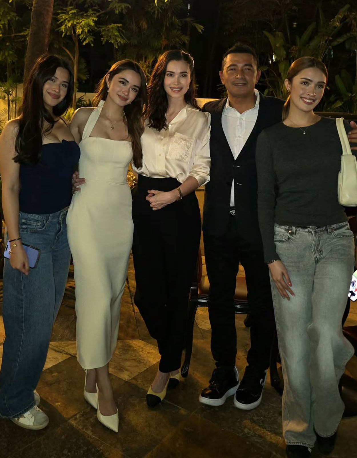 Sunshine Cruz and Cesar Montano with their three daughters: Angelina, Sam, and Chesca